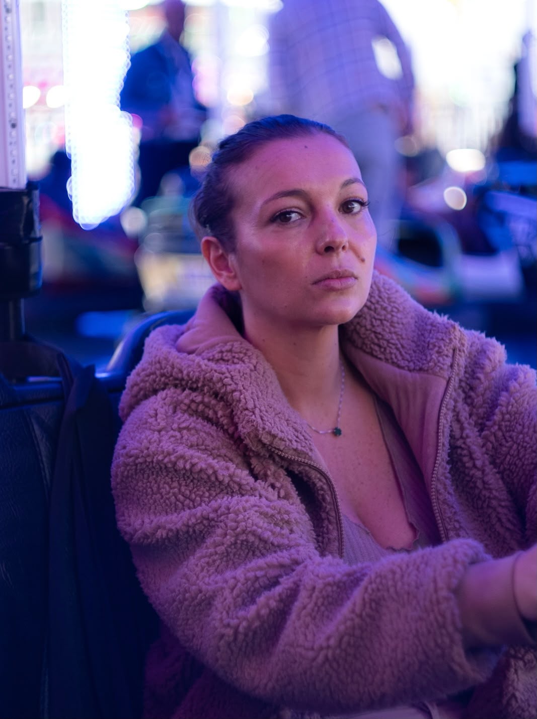 Anaïs Barbera sous les lumières bleues et violettes